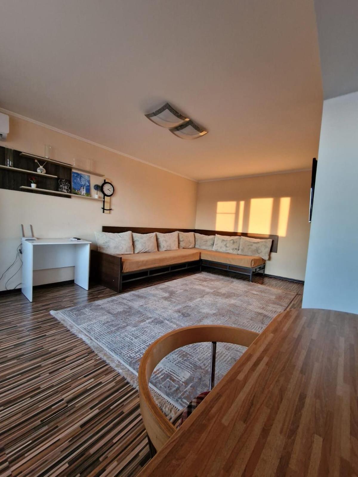 Apartment On Republic Square Ustʼ-Kamenogorsk Esterno foto